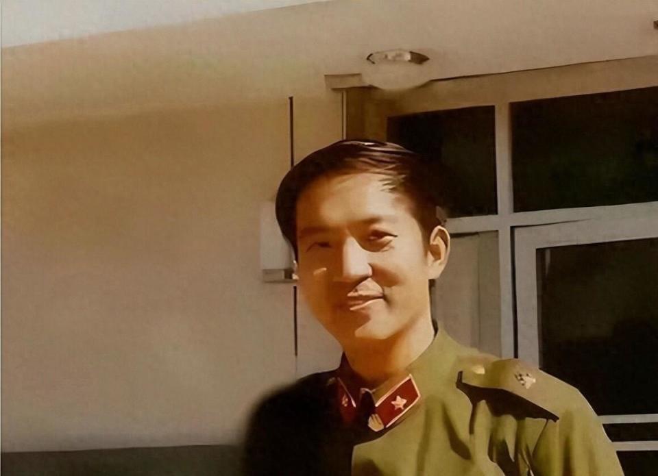 76岁牛群近况，打扮邋遢坐地铁，鞋子破旧太心酸，后悔裸捐晚年苦(图1)