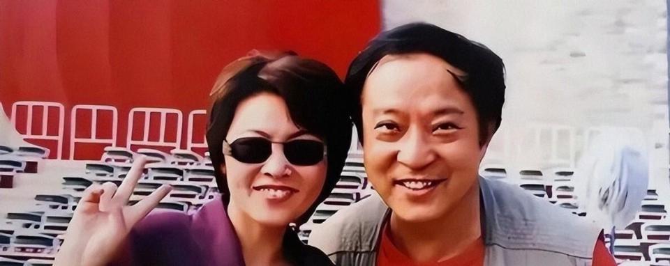 76岁牛群近况，打扮邋遢坐地铁，鞋子破旧太心酸，后悔裸捐晚年苦(图2)