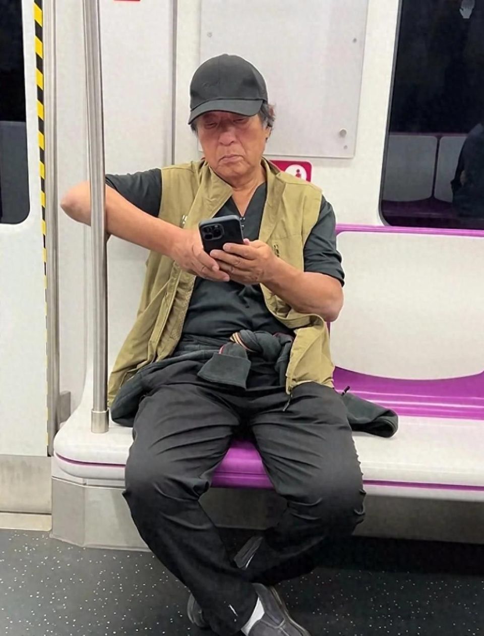 76岁牛群近况，打扮邋遢坐地铁，鞋子破旧太心酸，后悔裸捐晚年苦(图3)