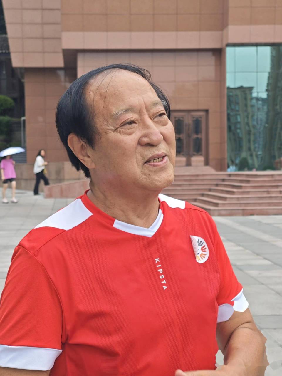 76岁牛群近况，打扮邋遢坐地铁，鞋子破旧太心酸，后悔裸捐晚年苦(图5)