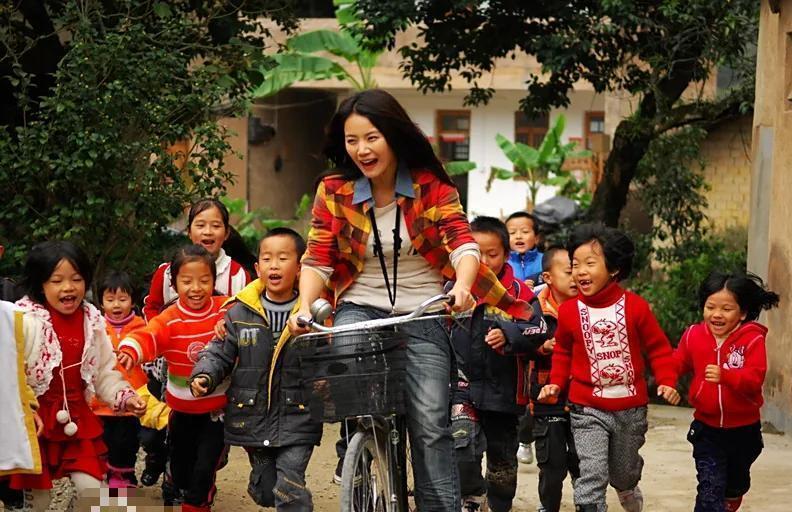 和陈思诚同居3年转嫁富豪，离婚后独自带女儿，今靠陈妍希再翻红(图1)