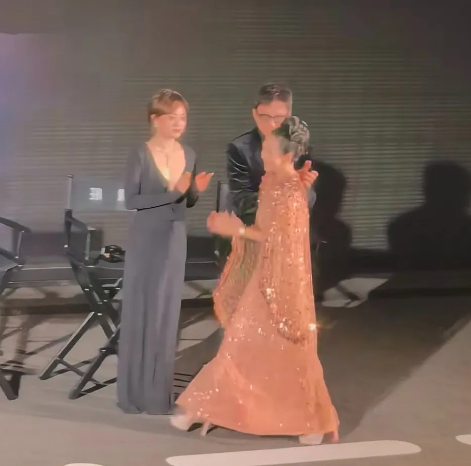 章子怡被吐槽拜高踩低！主动和卡梅隆热聊，对孙俪邓超略显冷淡(图14)