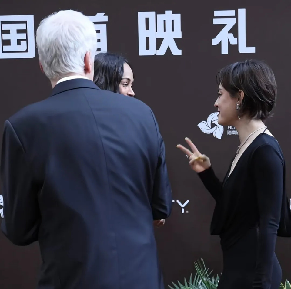 章子怡被吐槽拜高踩低！主动和卡梅隆热聊，对孙俪邓超略显冷淡(图13)