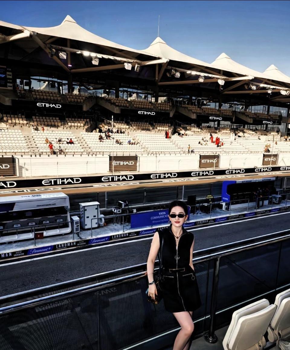 38岁刘亦菲素颜冲上热搜！无妆现身阿联酋，这状态看呆了所有人！(图1)