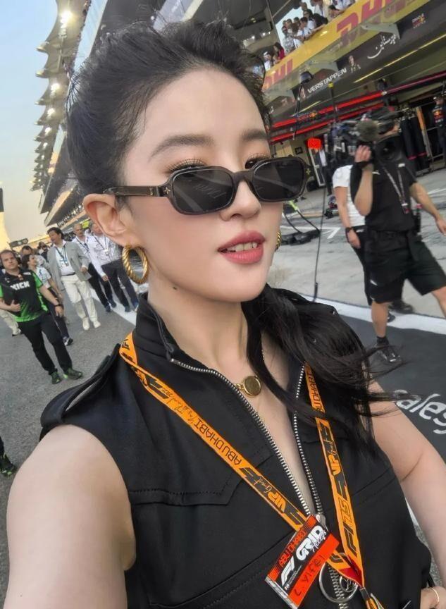 38岁刘亦菲素颜冲上热搜！无妆现身阿联酋，这状态看呆了所有人！(图3)