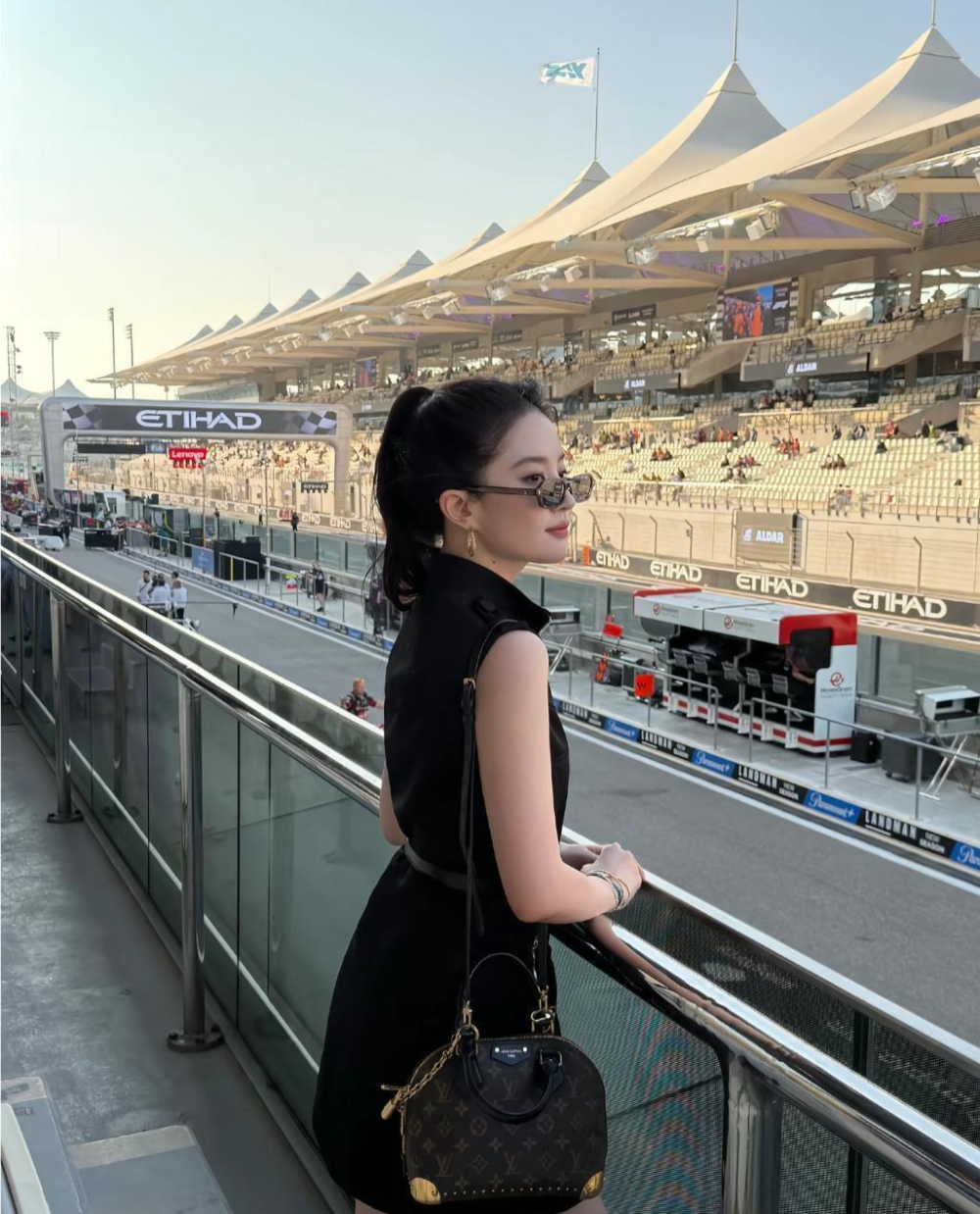 38岁刘亦菲素颜冲上热搜！无妆现身阿联酋，这状态看呆了所有人！(图4)