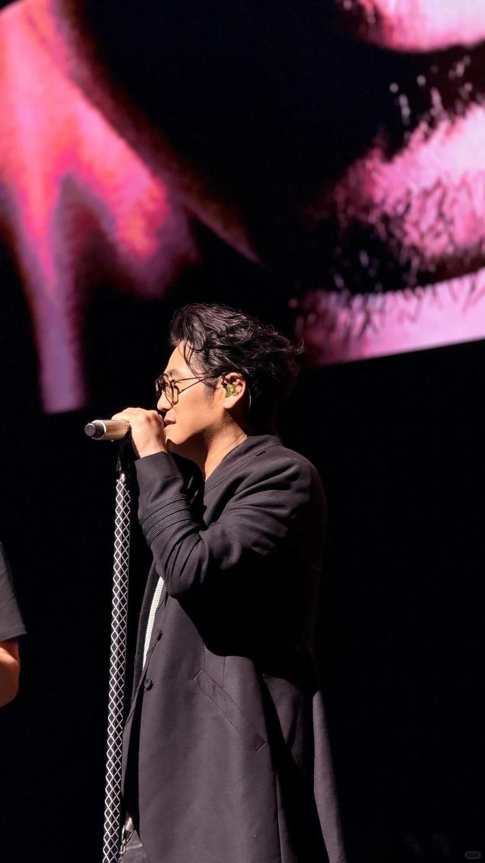 46岁曹格演唱会“尺度大”，与女粉丝十指紧扣、还亲吻合影引争议(图2)