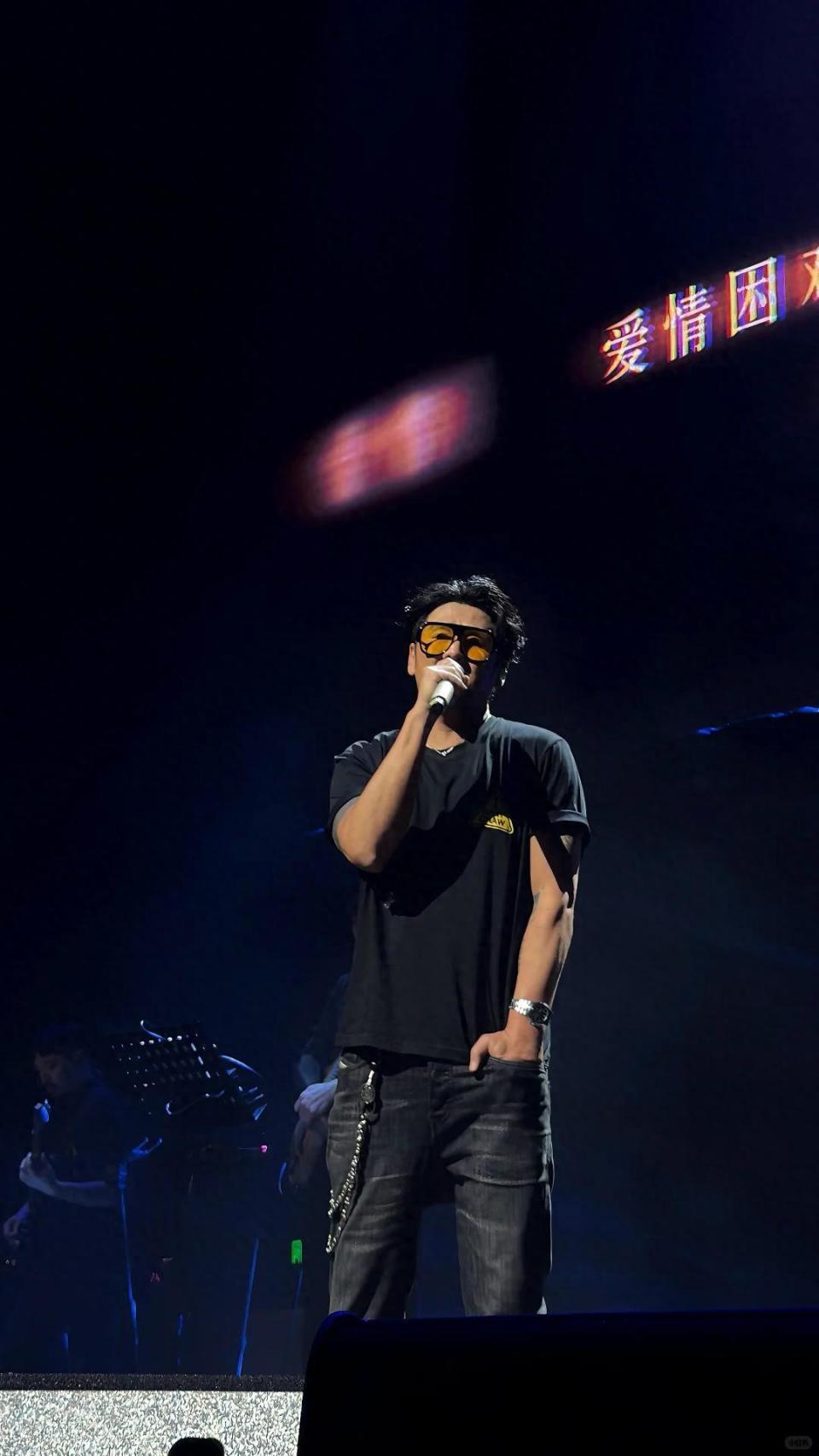 46岁曹格演唱会“尺度大”，与女粉丝十指紧扣、还亲吻合影引争议(图1)