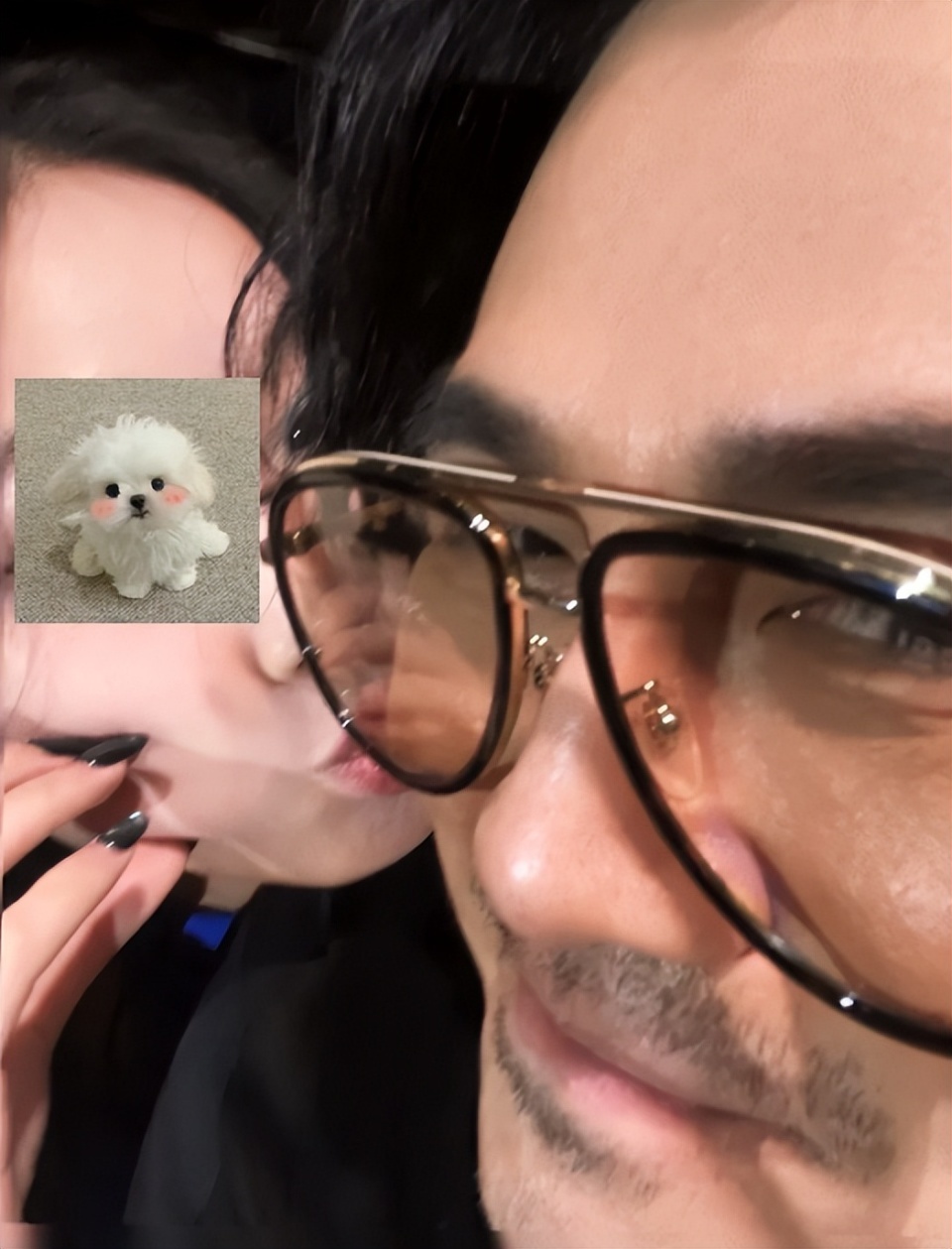 46岁曹格演唱会“尺度大”，与女粉丝十指紧扣、还亲吻合影引争议(图3)