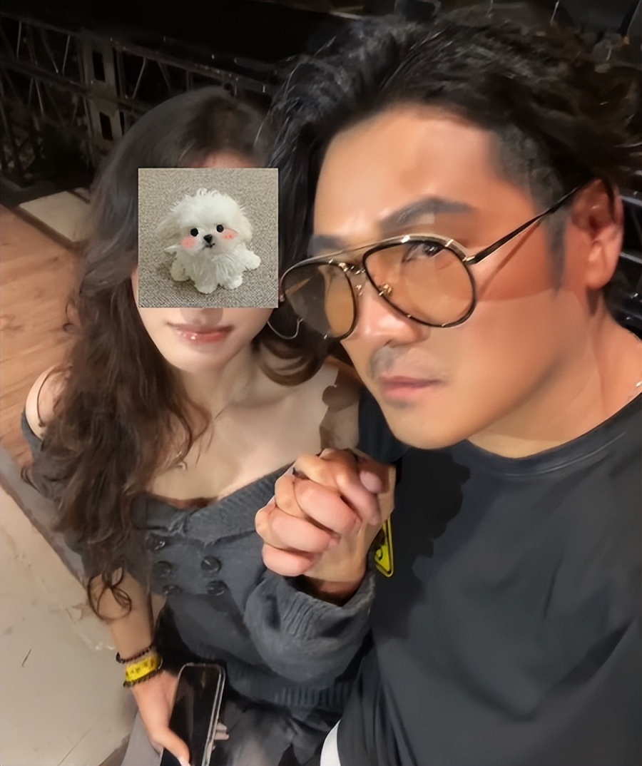 46岁曹格演唱会“尺度大”，与女粉丝十指紧扣、还亲吻合影引争议(图4)