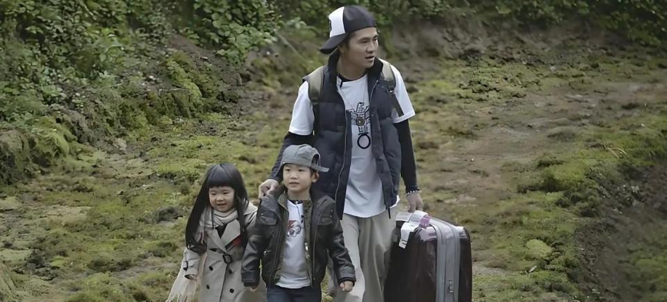 46岁曹格演唱会“尺度大”，与女粉丝十指紧扣、还亲吻合影引争议(图11)