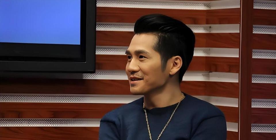 46岁曹格演唱会“尺度大”，与女粉丝十指紧扣、还亲吻合影引争议(图5)