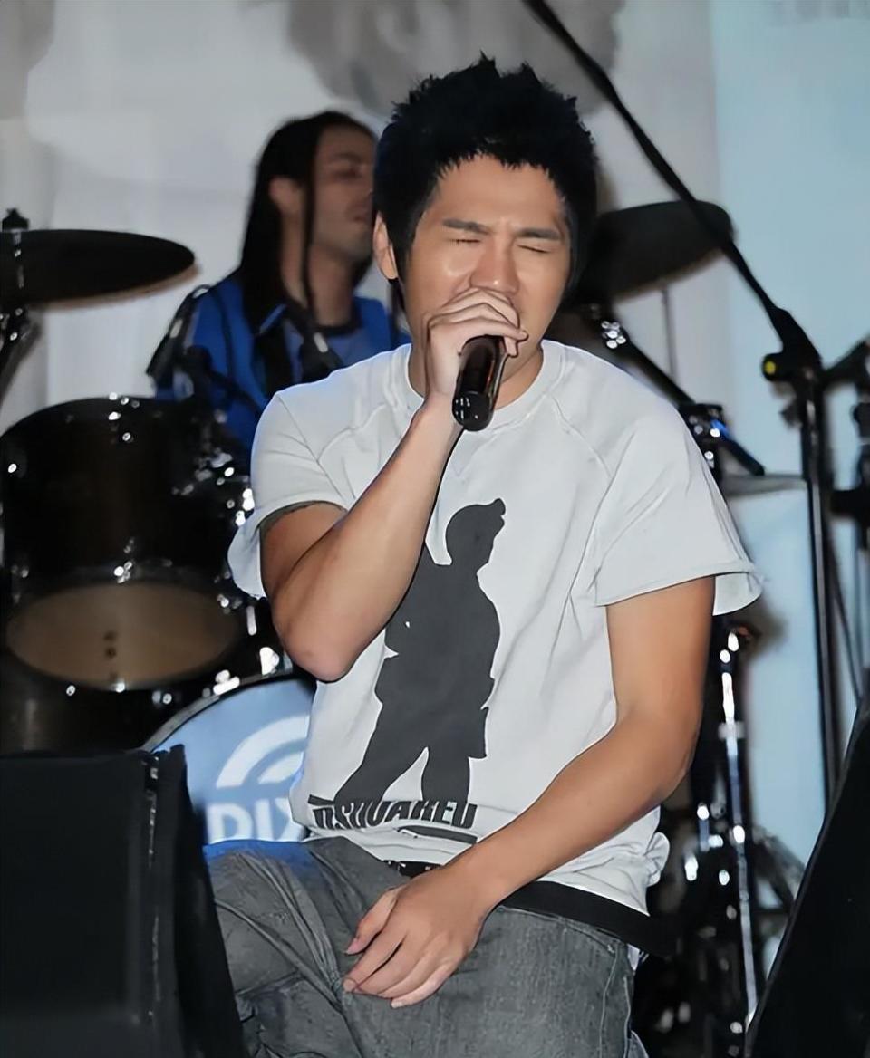 46岁曹格演唱会“尺度大”，与女粉丝十指紧扣、还亲吻合影引争议(图7)