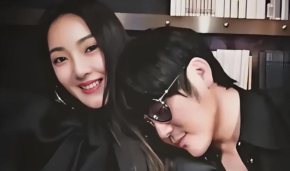 46岁曹格演唱会“尺度大”，与女粉丝十指紧扣、还亲吻合影引争议(图9)