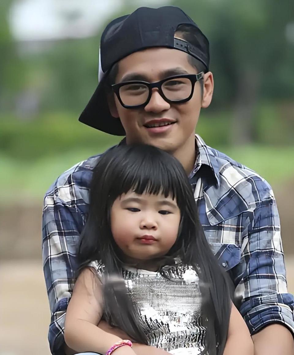 46岁曹格演唱会“尺度大”，与女粉丝十指紧扣、还亲吻合影引争议(图10)