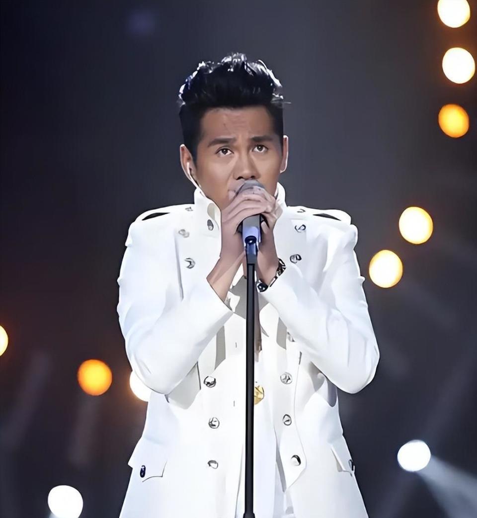 46岁曹格演唱会“尺度大”，与女粉丝十指紧扣、还亲吻合影引争议(图12)