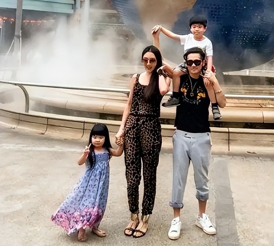 46岁曹格演唱会“尺度大”，与女粉丝十指紧扣、还亲吻合影引争议(图14)