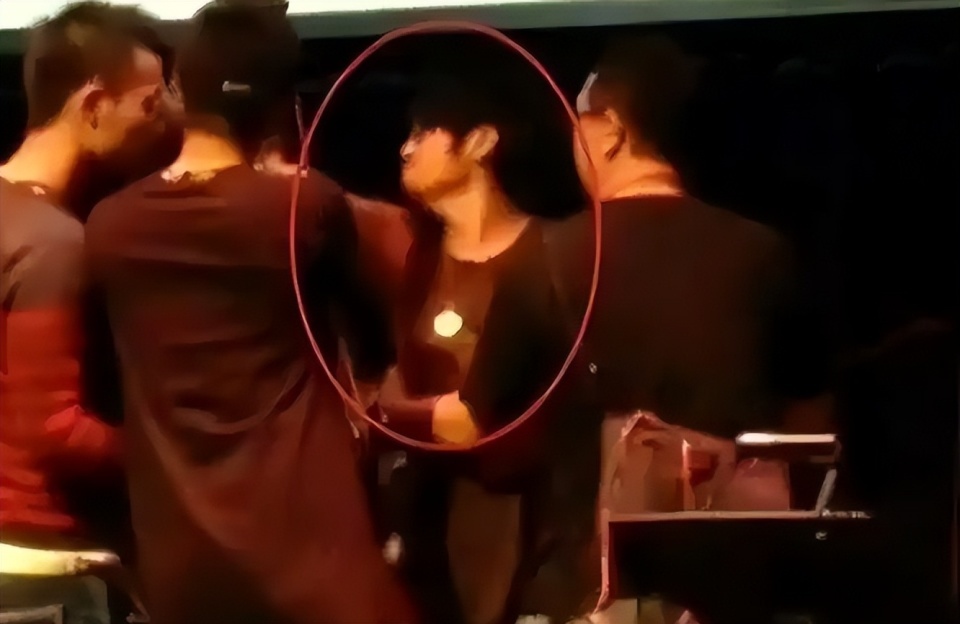 46岁曹格演唱会“尺度大”，与女粉丝十指紧扣、还亲吻合影引争议(图15)