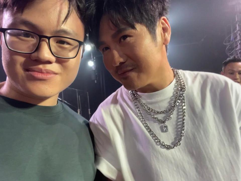 46岁曹格演唱会“尺度大”，与女粉丝十指紧扣、还亲吻合影引争议(图17)