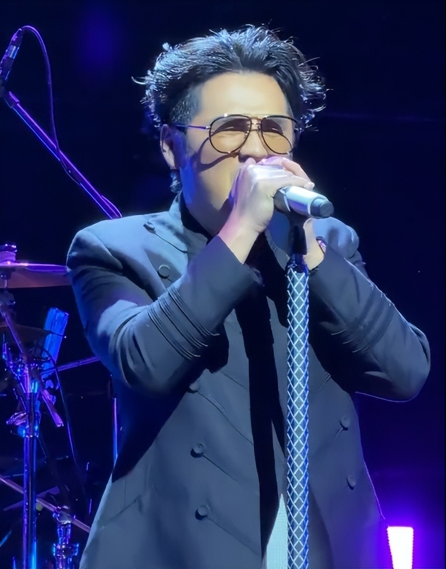 46岁曹格演唱会“尺度大”，与女粉丝十指紧扣、还亲吻合影引争议(图20)