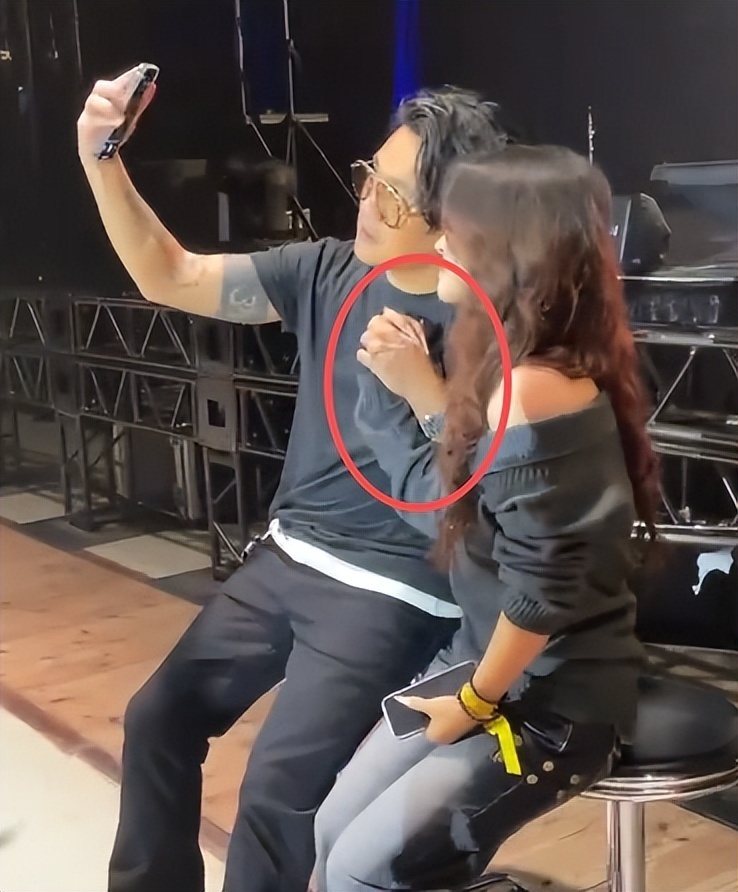 46岁曹格演唱会“尺度大”，与女粉丝十指紧扣、还亲吻合影引争议(图23)