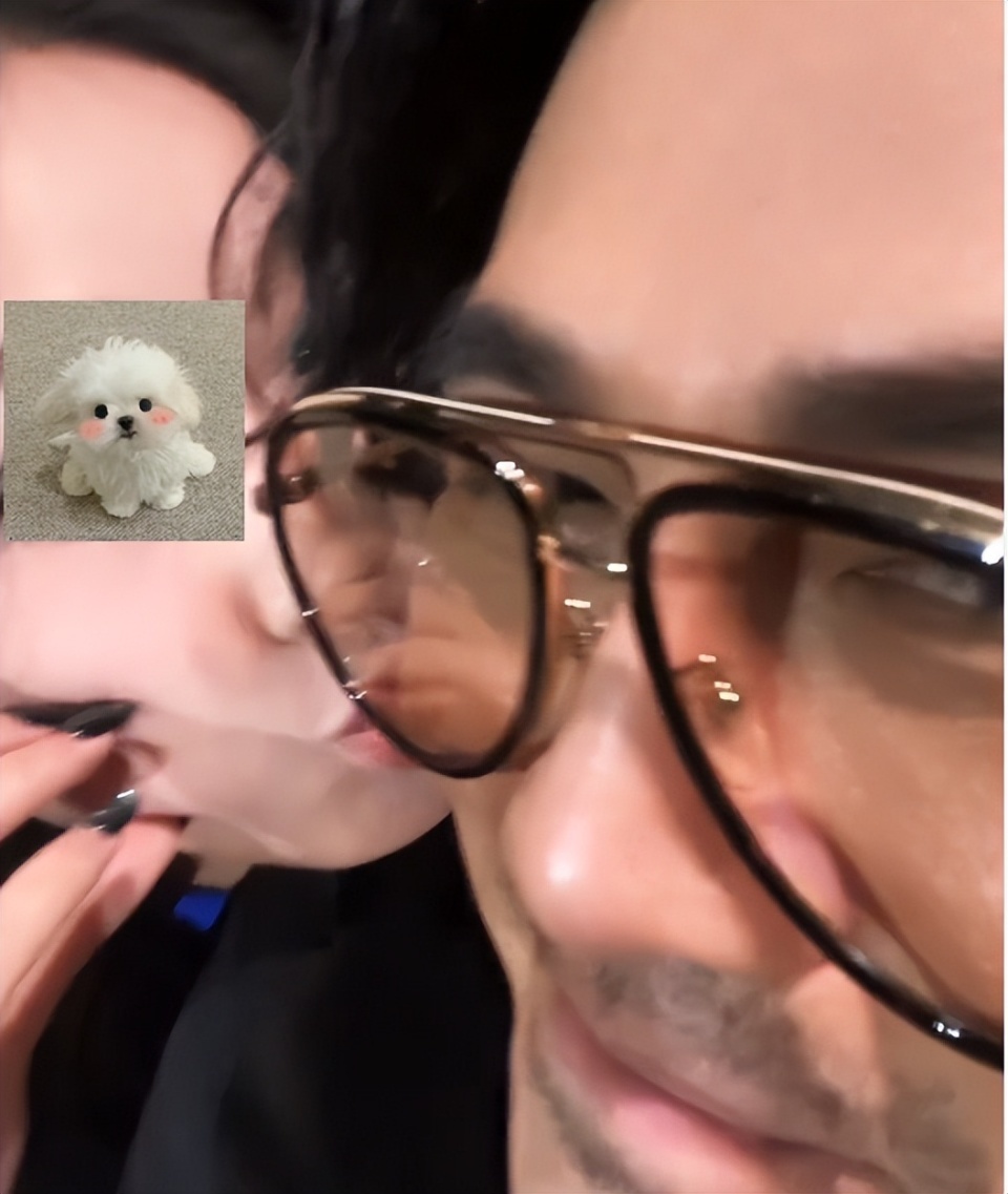 46岁曹格演唱会“尺度大”，与女粉丝十指紧扣、还亲吻合影引争议(图24)