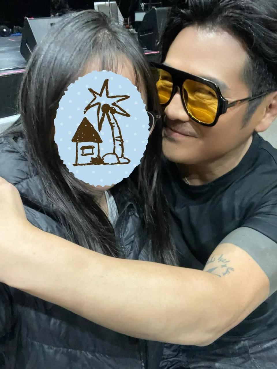 46岁曹格演唱会“尺度大”，与女粉丝十指紧扣、还亲吻合影引争议(图25)