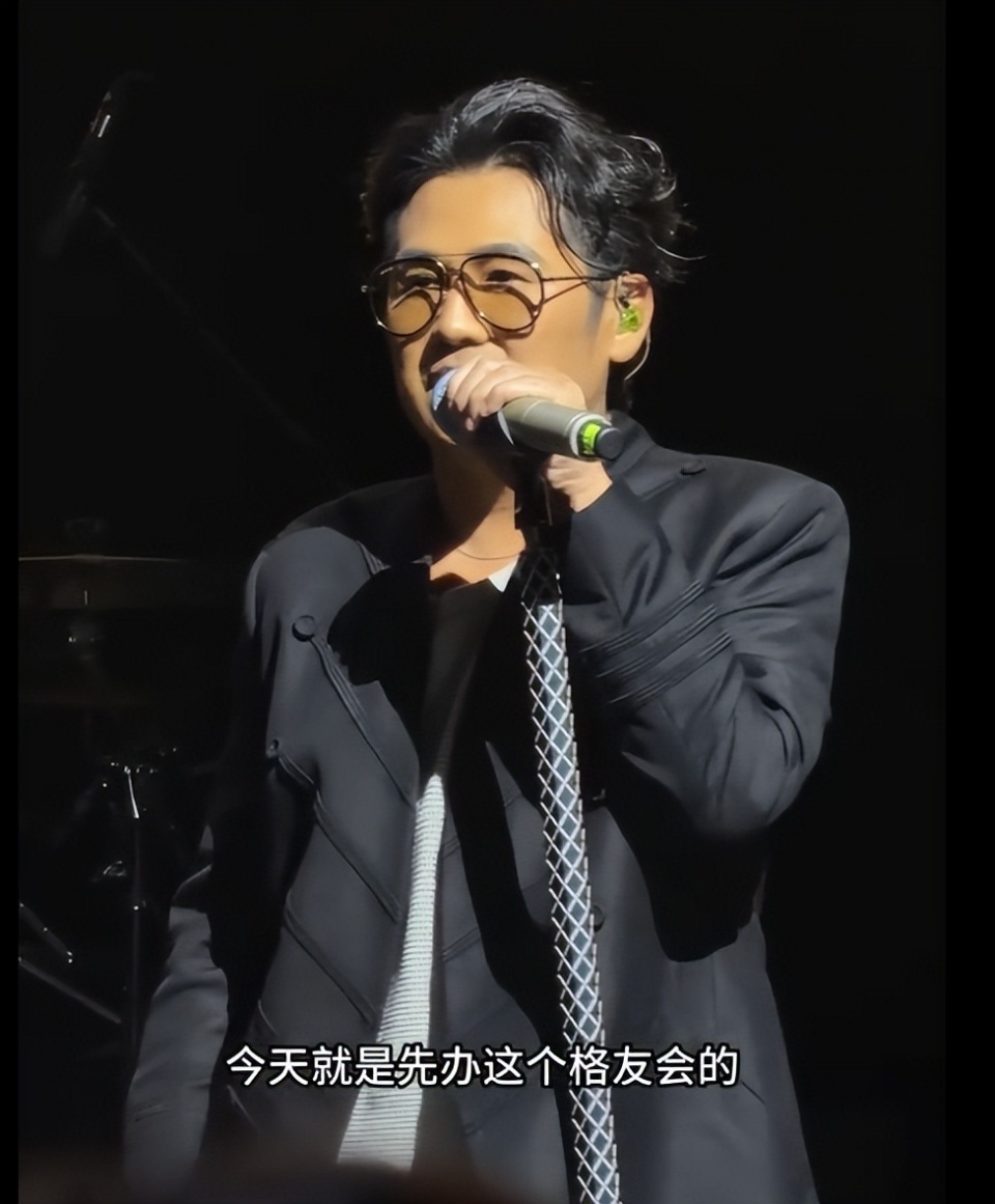 46岁曹格演唱会“尺度大”，与女粉丝十指紧扣、还亲吻合影引争议(图28)