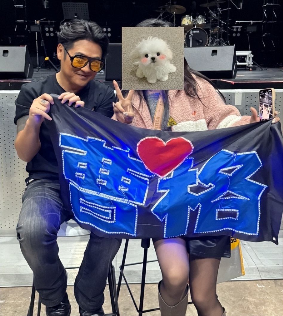 46岁曹格演唱会“尺度大”，与女粉丝十指紧扣、还亲吻合影引争议(图27)