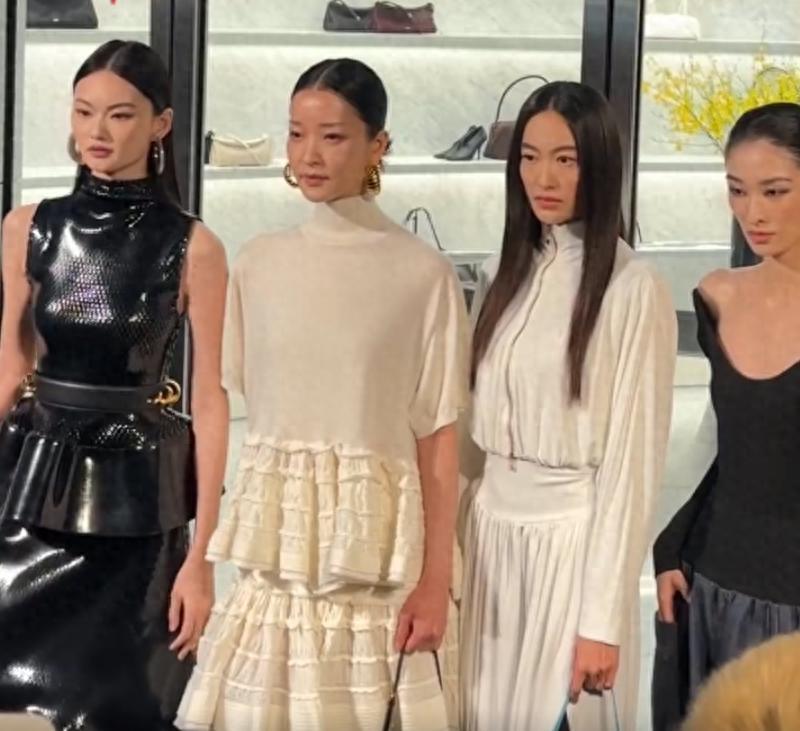 北京酒会太真实，吉娜“假胸”尴尬，娜然脸肿胀，秦舒培一脸男相(图1)