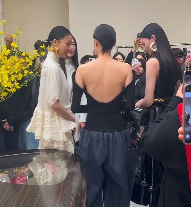 北京酒会太真实，吉娜“假胸”尴尬，娜然脸肿胀，秦舒培一脸男相(图5)