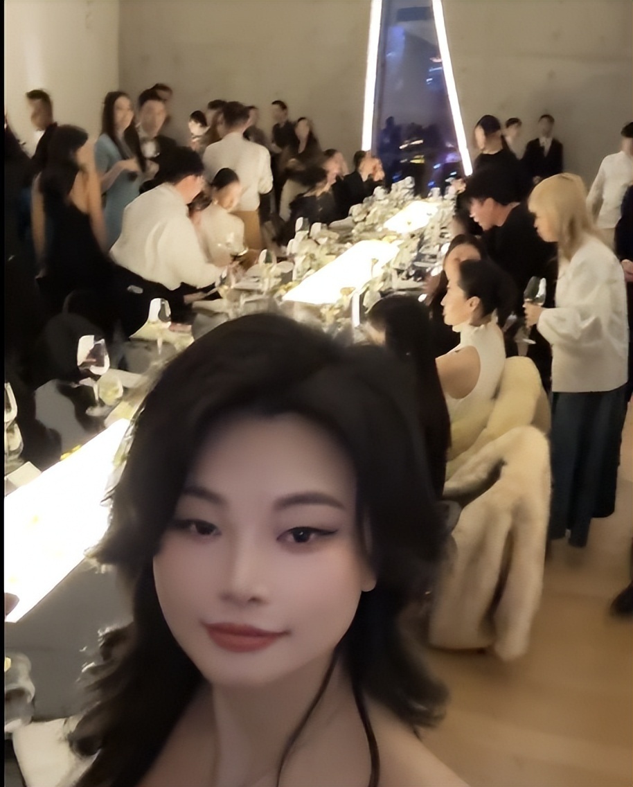 北京酒会太真实，吉娜“假胸”尴尬，娜然脸肿胀，秦舒培一脸男相(图4)