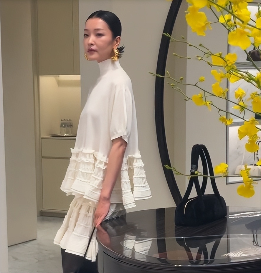 北京酒会太真实，吉娜“假胸”尴尬，娜然脸肿胀，秦舒培一脸男相(图6)