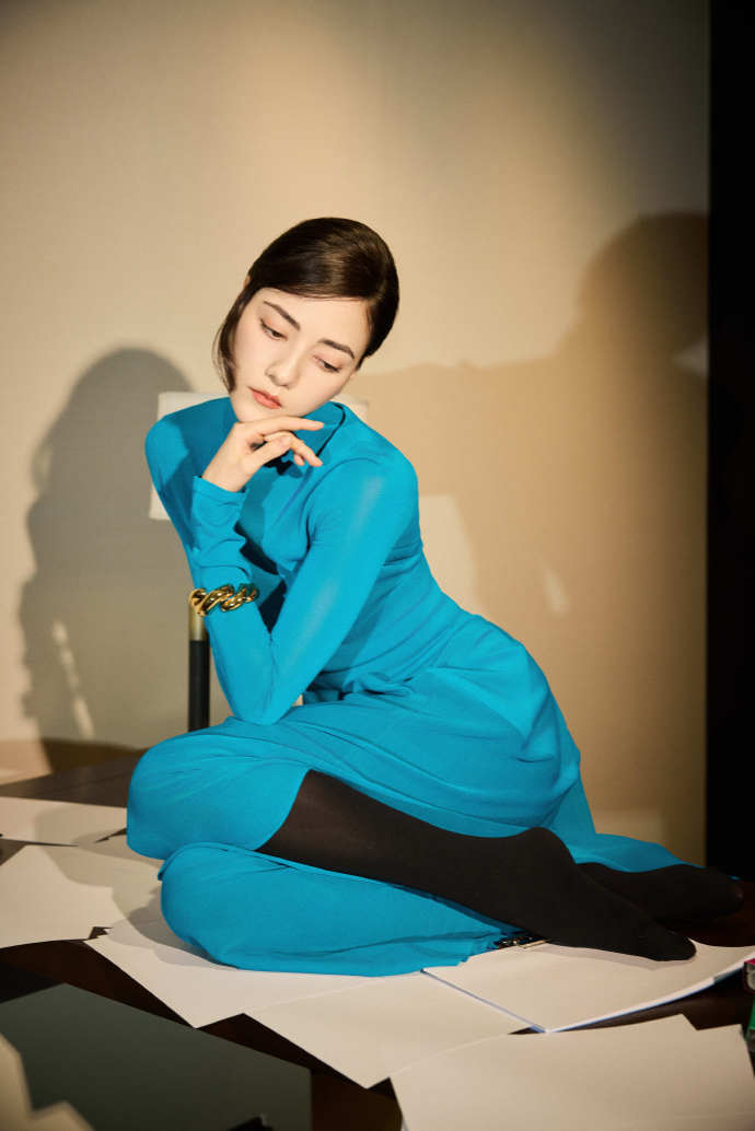 北京酒会太真实，吉娜“假胸”尴尬，娜然脸肿胀，秦舒培一脸男相(图9)