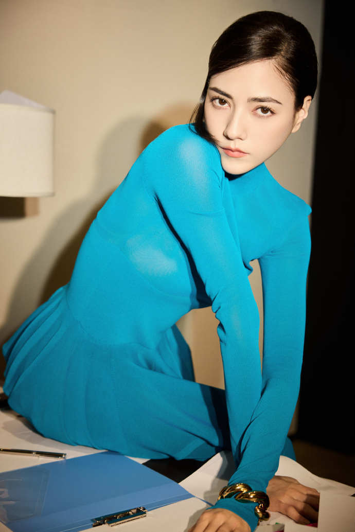 北京酒会太真实，吉娜“假胸”尴尬，娜然脸肿胀，秦舒培一脸男相(图10)