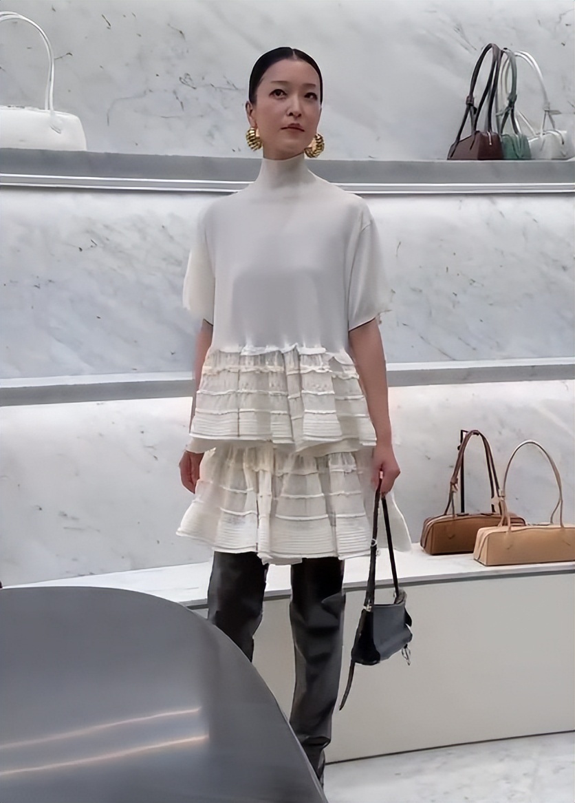 北京酒会太真实，吉娜“假胸”尴尬，娜然脸肿胀，秦舒培一脸男相(图14)