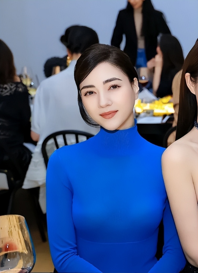 北京酒会太真实，吉娜“假胸”尴尬，娜然脸肿胀，秦舒培一脸男相(图12)