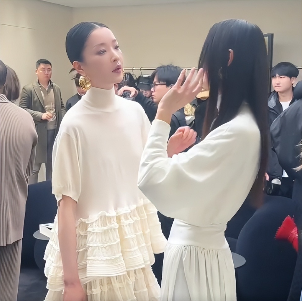 北京酒会太真实，吉娜“假胸”尴尬，娜然脸肿胀，秦舒培一脸男相(图17)