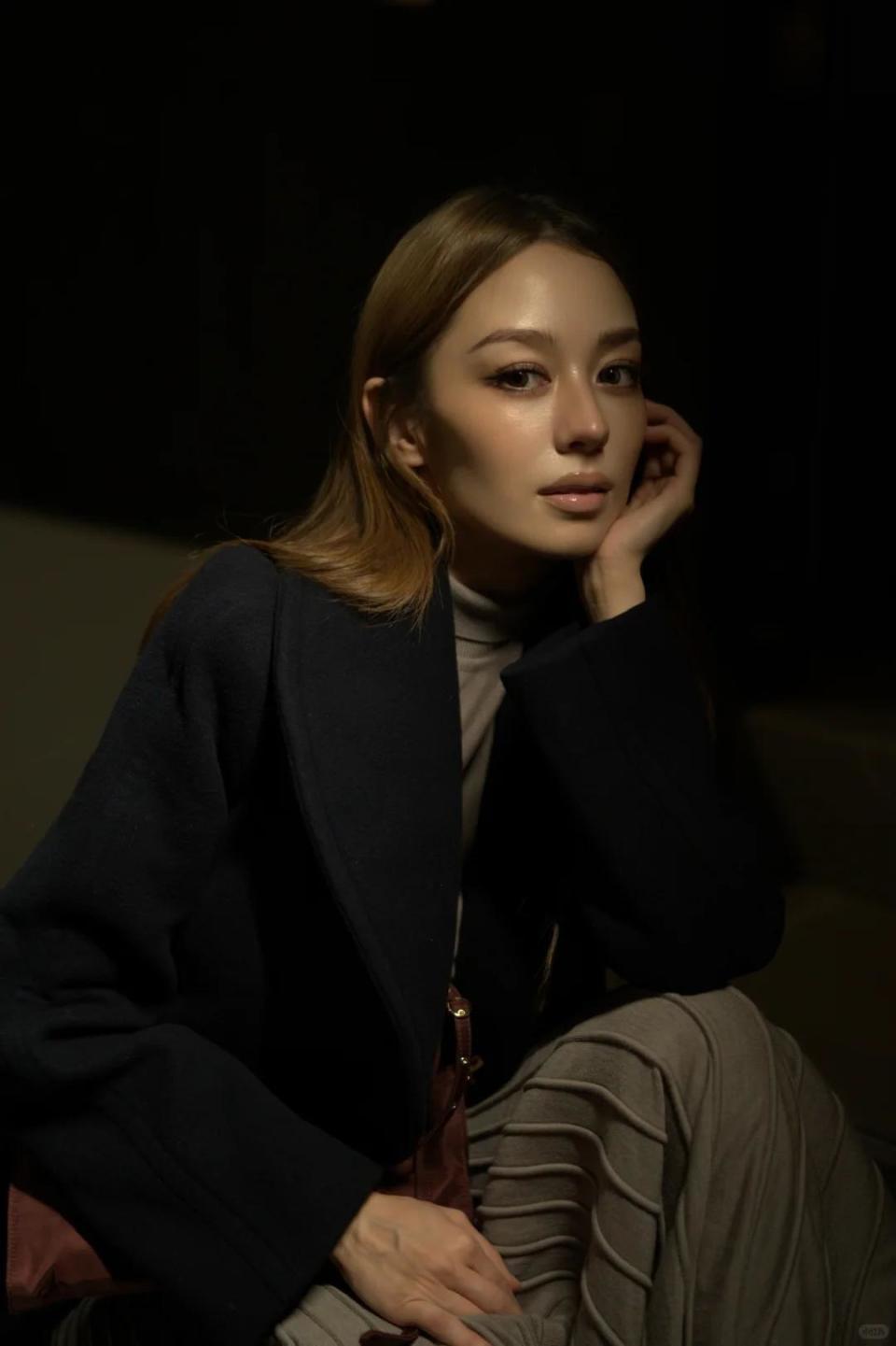 北京酒会太真实，吉娜“假胸”尴尬，娜然脸肿胀，秦舒培一脸男相(图28)