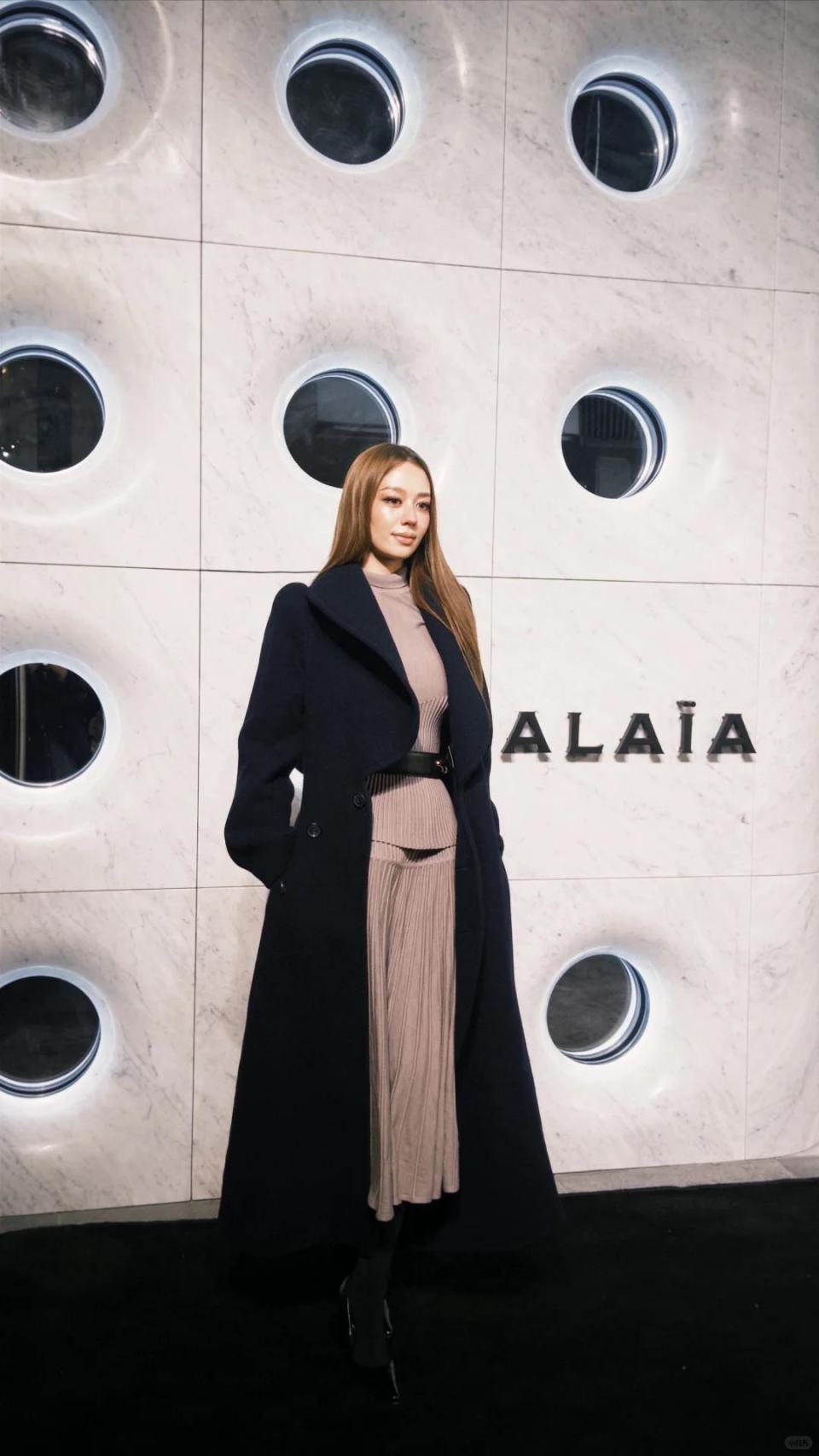 北京酒会太真实，吉娜“假胸”尴尬，娜然脸肿胀，秦舒培一脸男相(图27)