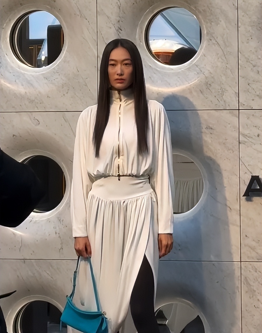 北京酒会太真实，吉娜“假胸”尴尬，娜然脸肿胀，秦舒培一脸男相(图18)