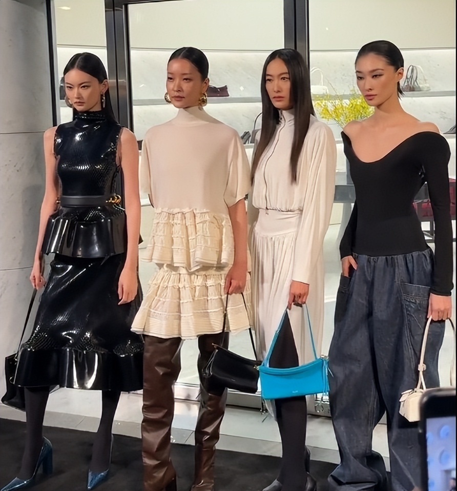 北京酒会太真实，吉娜“假胸”尴尬，娜然脸肿胀，秦舒培一脸男相(图22)