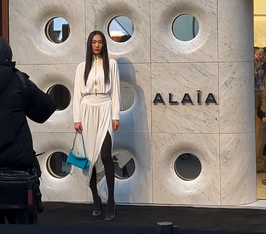 北京酒会太真实，吉娜“假胸”尴尬，娜然脸肿胀，秦舒培一脸男相(图19)