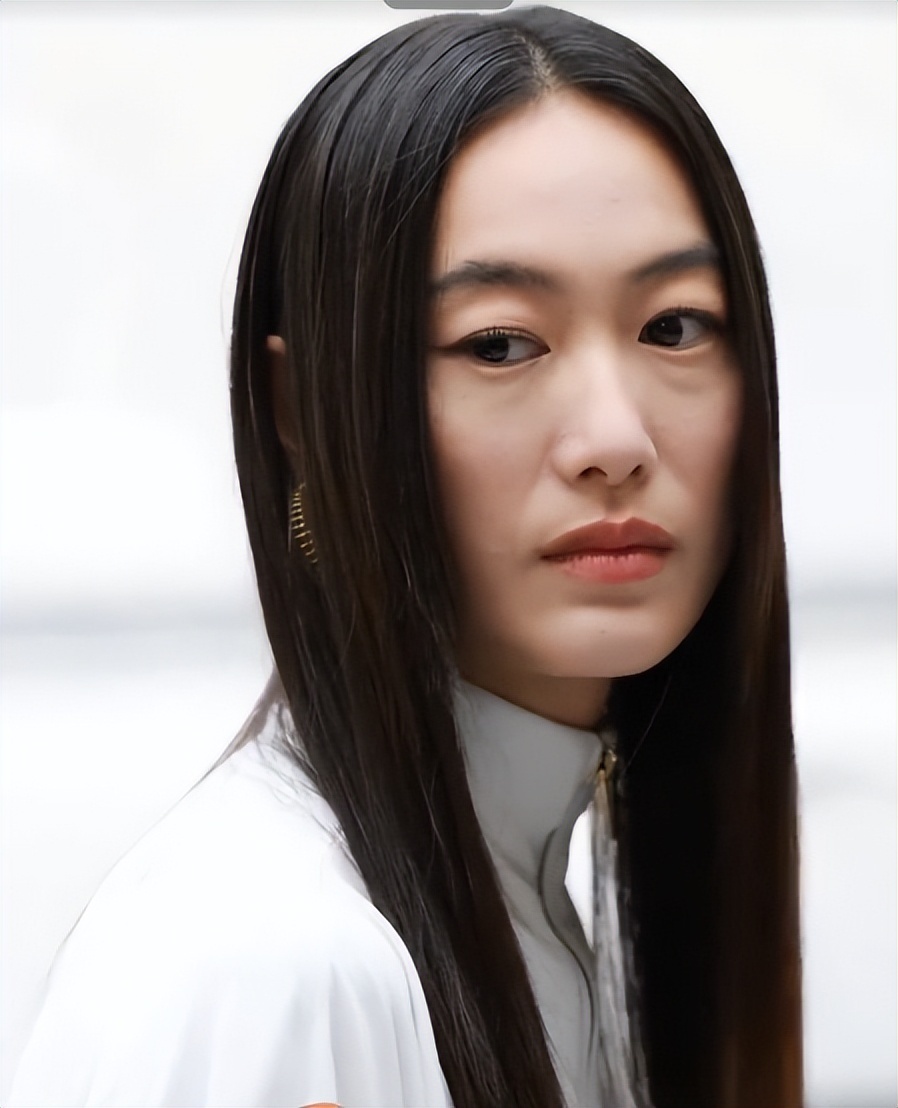 北京酒会太真实，吉娜“假胸”尴尬，娜然脸肿胀，秦舒培一脸男相(图20)