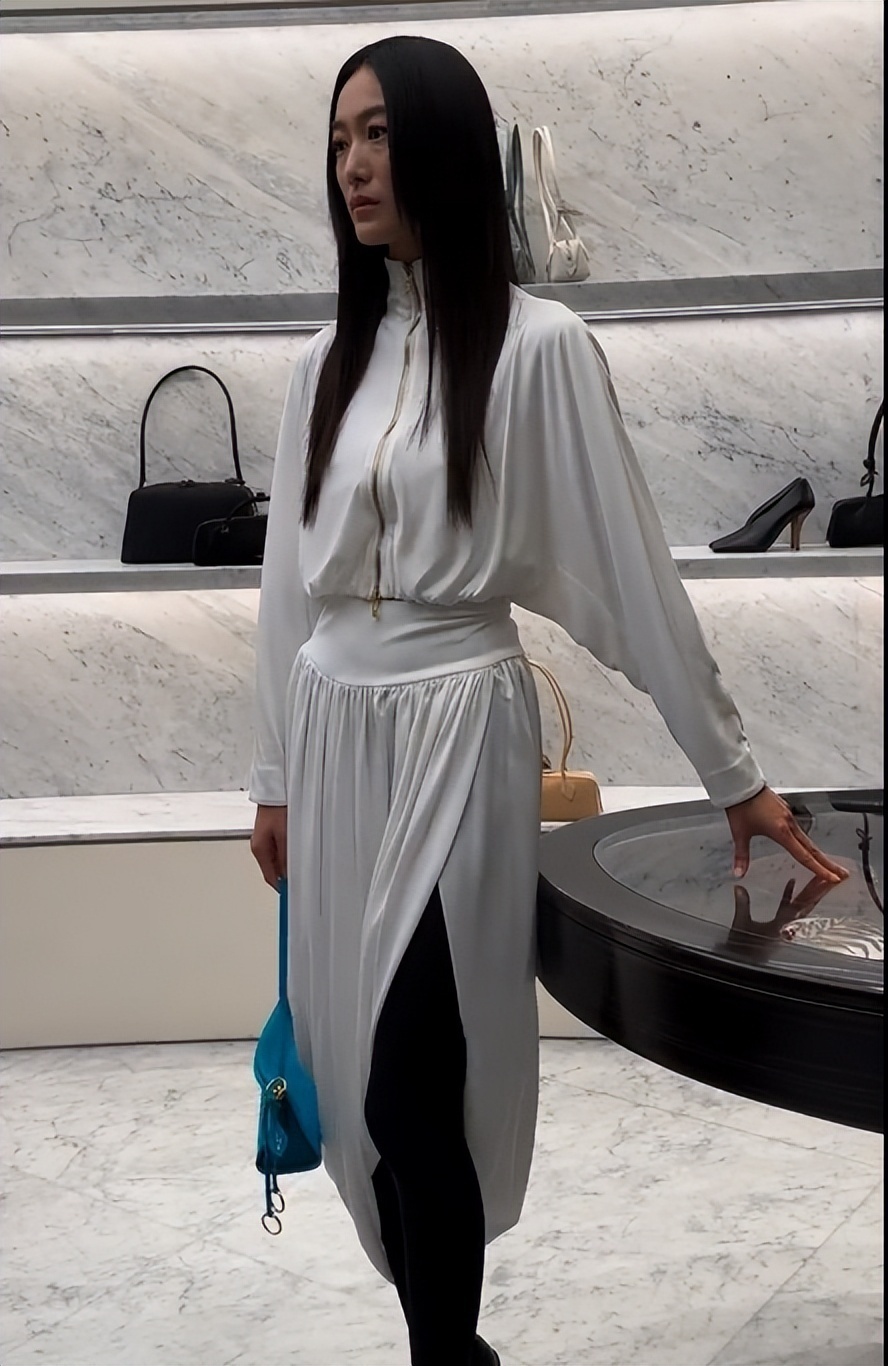 北京酒会太真实，吉娜“假胸”尴尬，娜然脸肿胀，秦舒培一脸男相(图24)