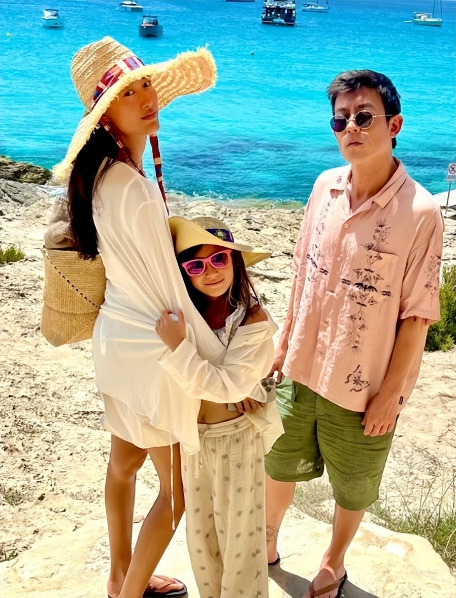 北京酒会太真实，吉娜“假胸”尴尬，娜然脸肿胀，秦舒培一脸男相(图23)