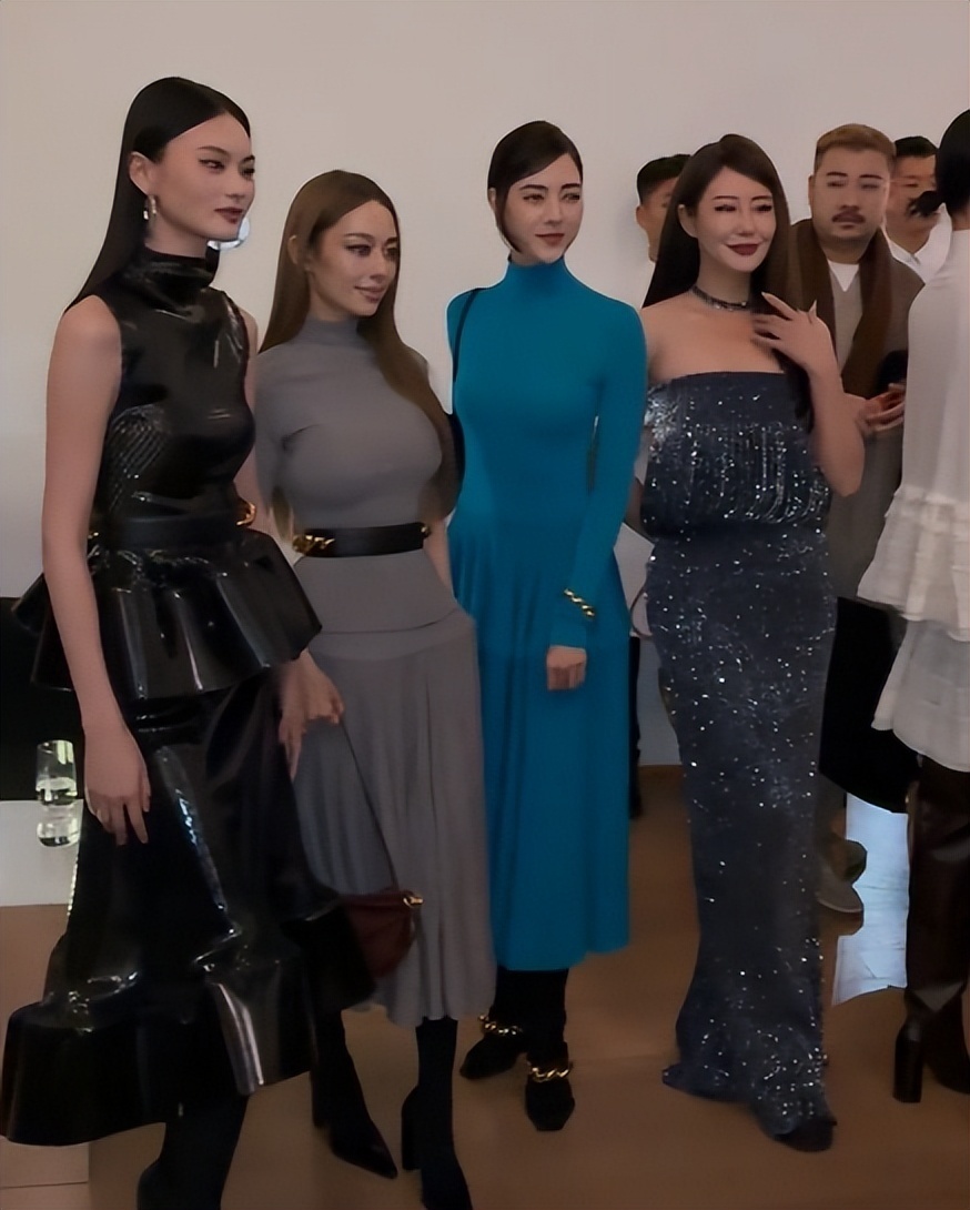 北京酒会太真实，吉娜“假胸”尴尬，娜然脸肿胀，秦舒培一脸男相(图26)