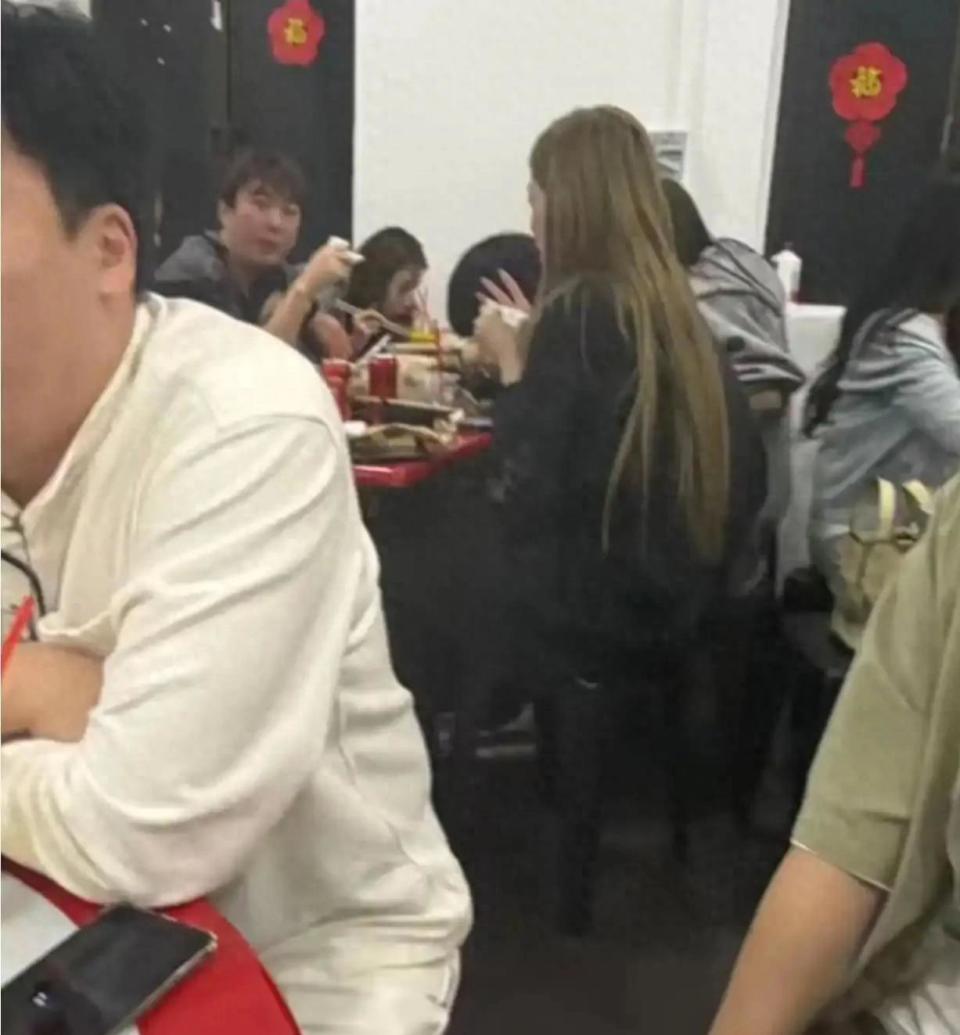 王思聪在新加坡出现，穿粉色鞋子携粉色塑料袋，身边有三位女伴(图4)