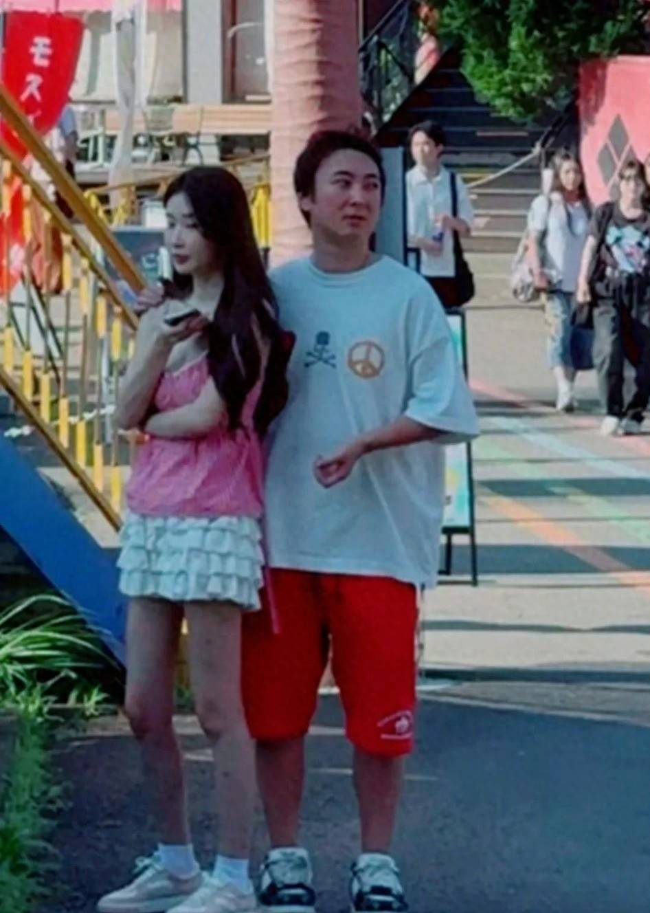 王思聪在新加坡出现，穿粉色鞋子携粉色塑料袋，身边有三位女伴(图5)