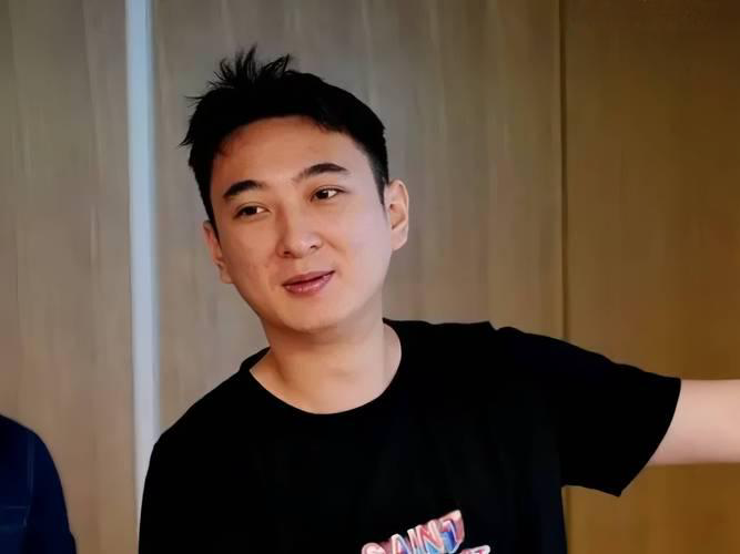 王思聪在新加坡出现，穿粉色鞋子携粉色塑料袋，身边有三位女伴(图6)